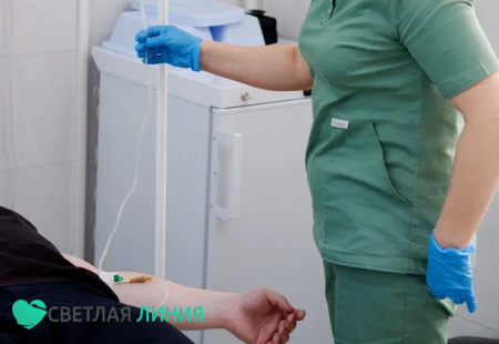 Врач ставит капельницу